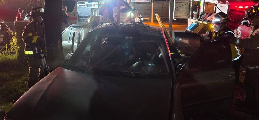 Rescatan a piloto tras choque contra árbol en Huehuetenango