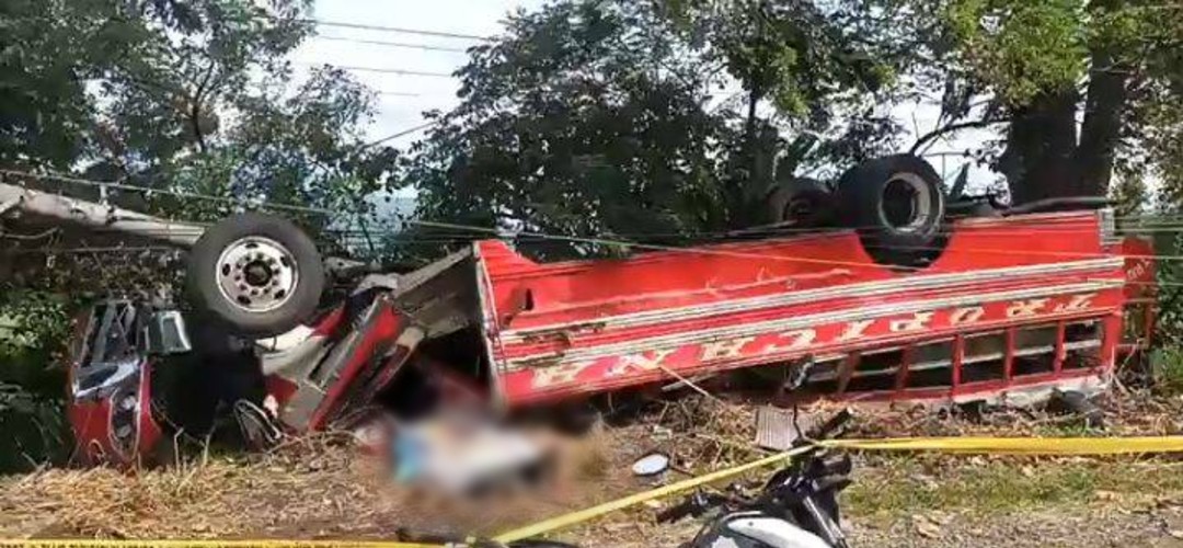 Fuerte accidente: Bus pierde el control y vuelca en Escuintla