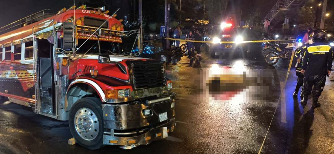 Ayudante de bus fallece atropellado por la misma unidad en la calzada Roosevelt