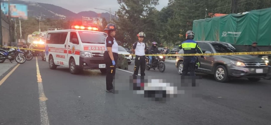 Mujer fallece tras caer de motocicleta en marcha en la Calzada Roosevelt