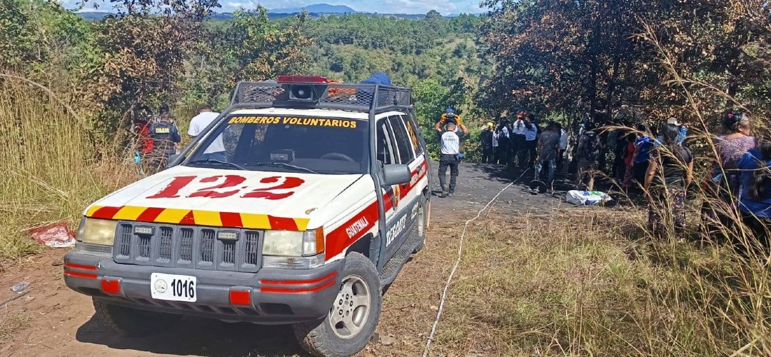 Picop cae a un barranco en Mixco y dos personas resultan heridas