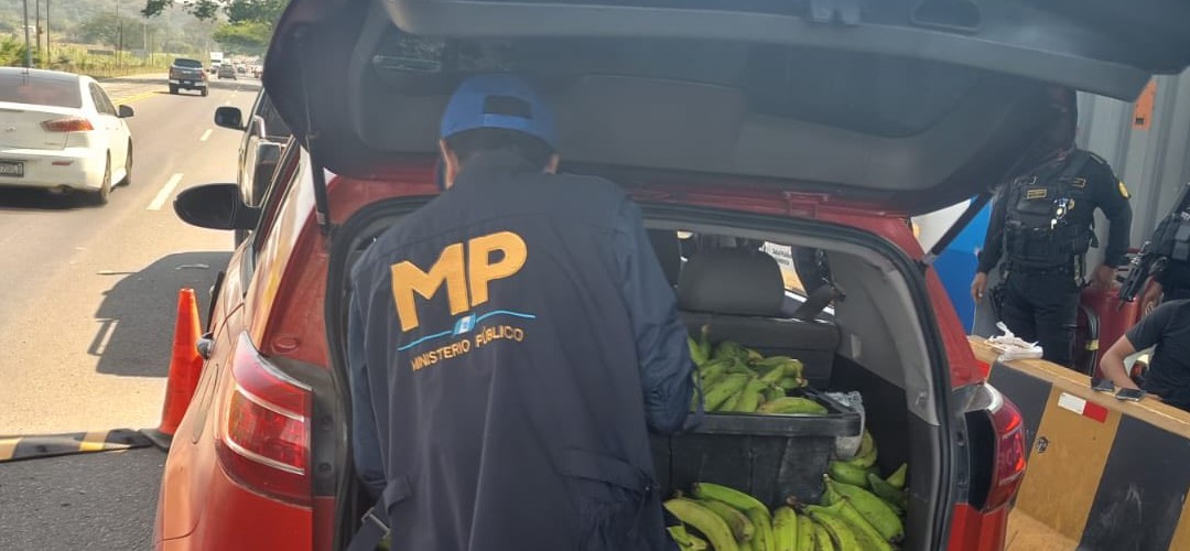 Intentaron camuflar droga entre plátanos y fueron detenidos