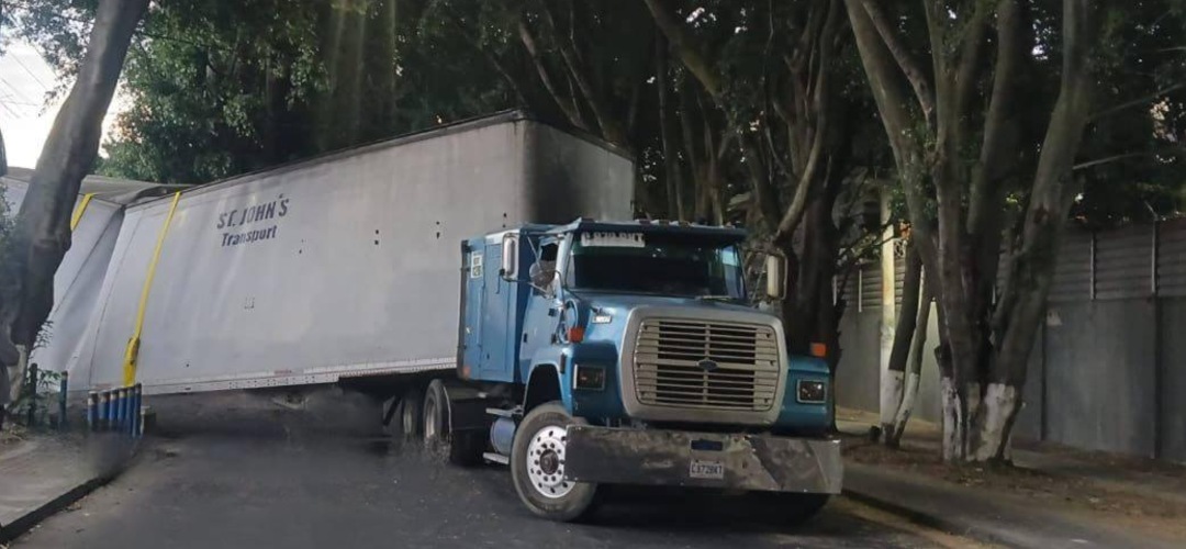 Tráiler se parte por la mitad  en Villa Nueva y complica el paso