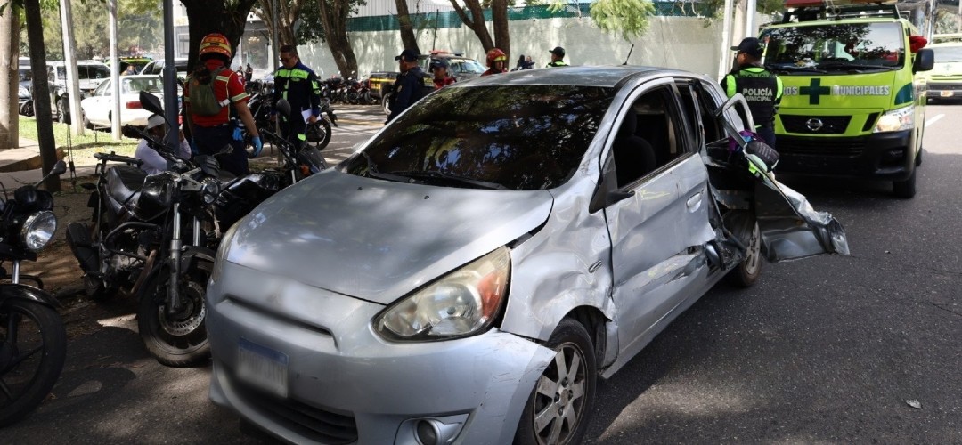 Doble colisión en zona 13 deja una persona herida