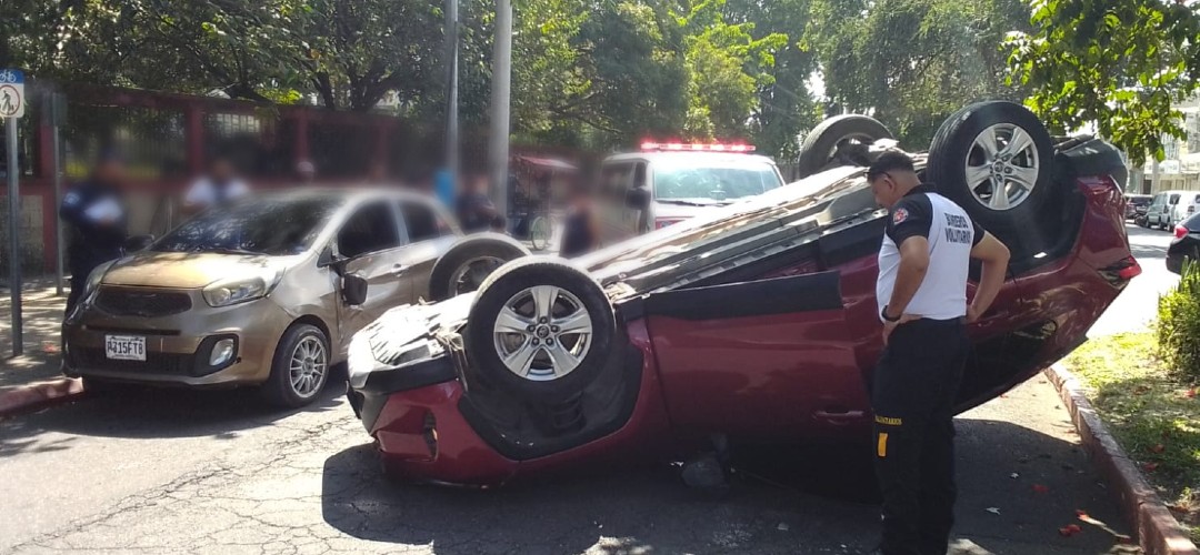 Piloto pierde el control y vuelca en zona 11