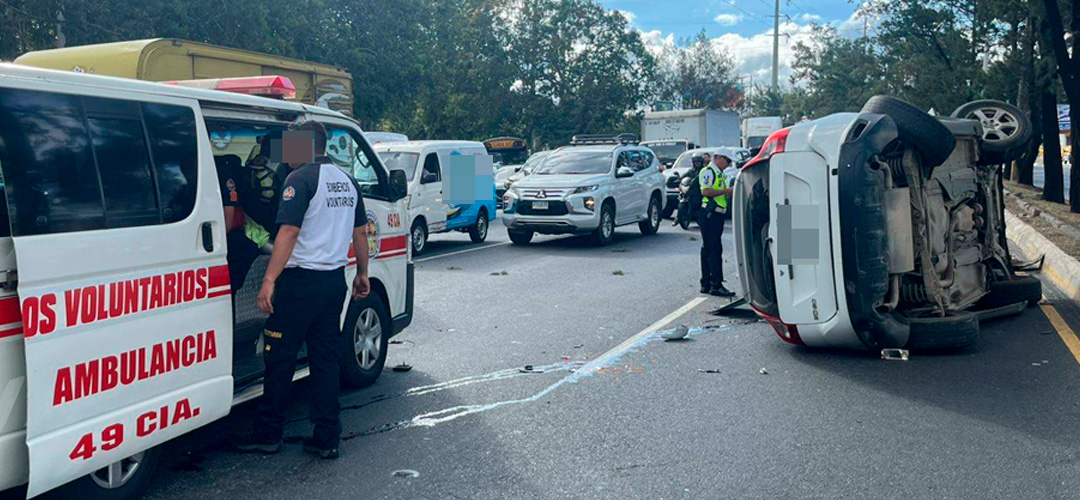 Piloto pierde el control y vuelca en Anillo Periférico