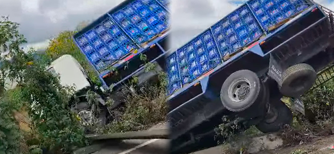 Camión de bebidas gaseosas vuelca en ruta Interamericana