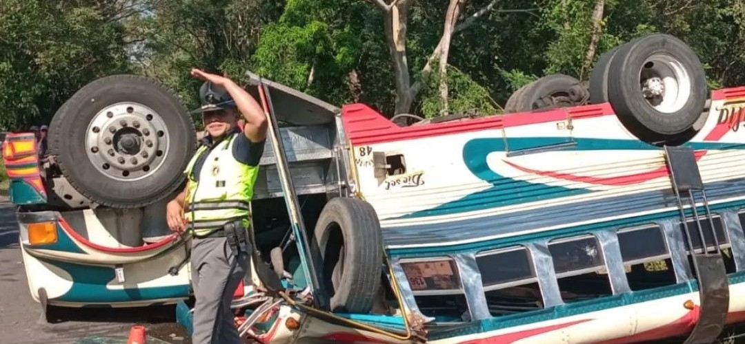 Busazo en Cocales, Suchitepéquez complica el tránsito