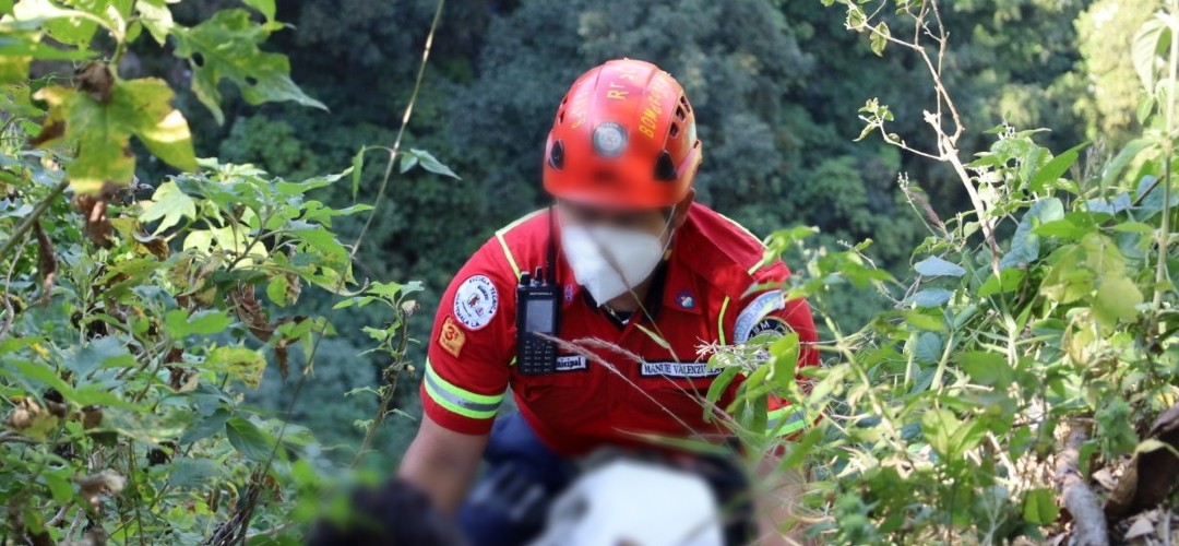 Rescatan a hombre que cayó a barranco en la zona 4 de Mixco