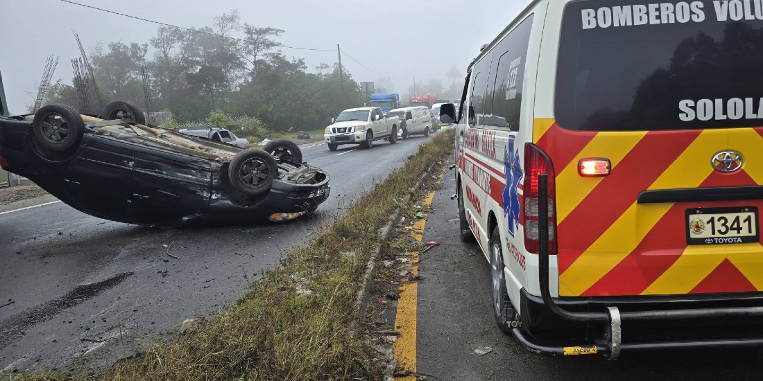 Vehículo colisiona con motocicleta y vuelca en Ruta Interamericana