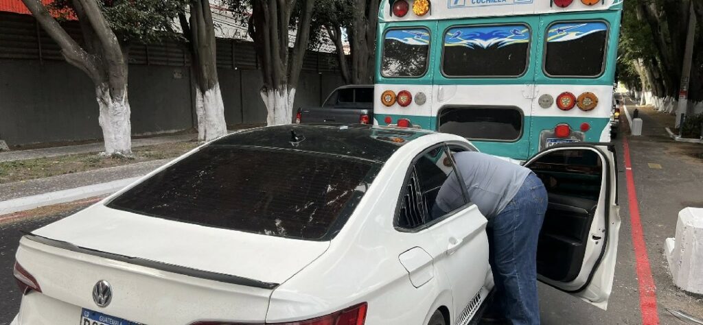 Vehículo colisiona contra bus en la zona 4 de Villa Nueva