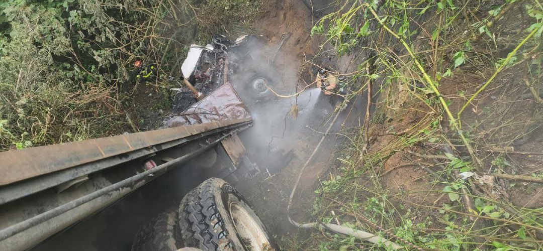 Otro accidente en Ruta Interamericana: tráiler cae a barranco y se incendia