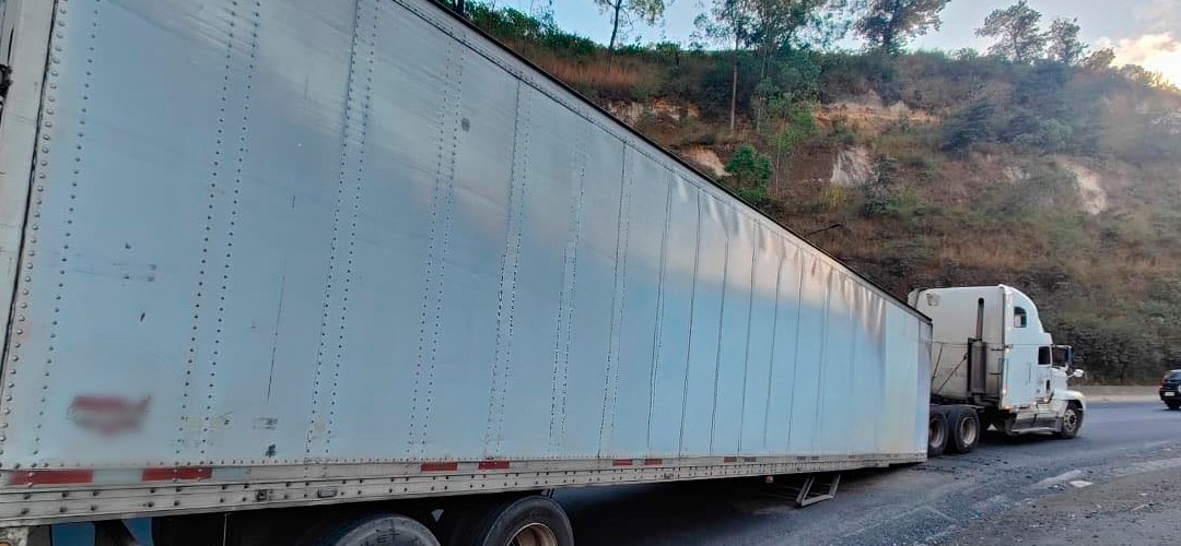 Furgón se desprendió de cabezal en ruta al Pacífico