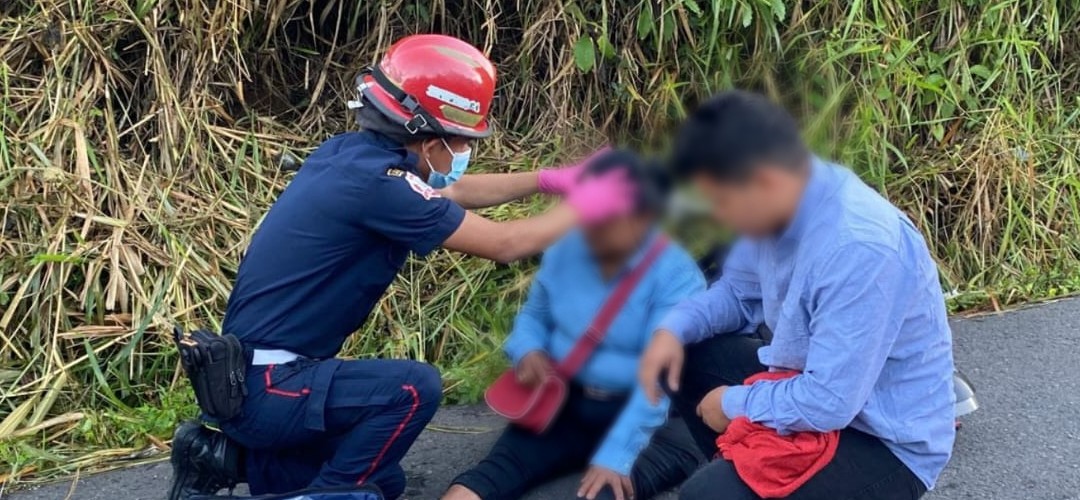Mujer herida tras colisión de motocicletas en ruta al Pacífico