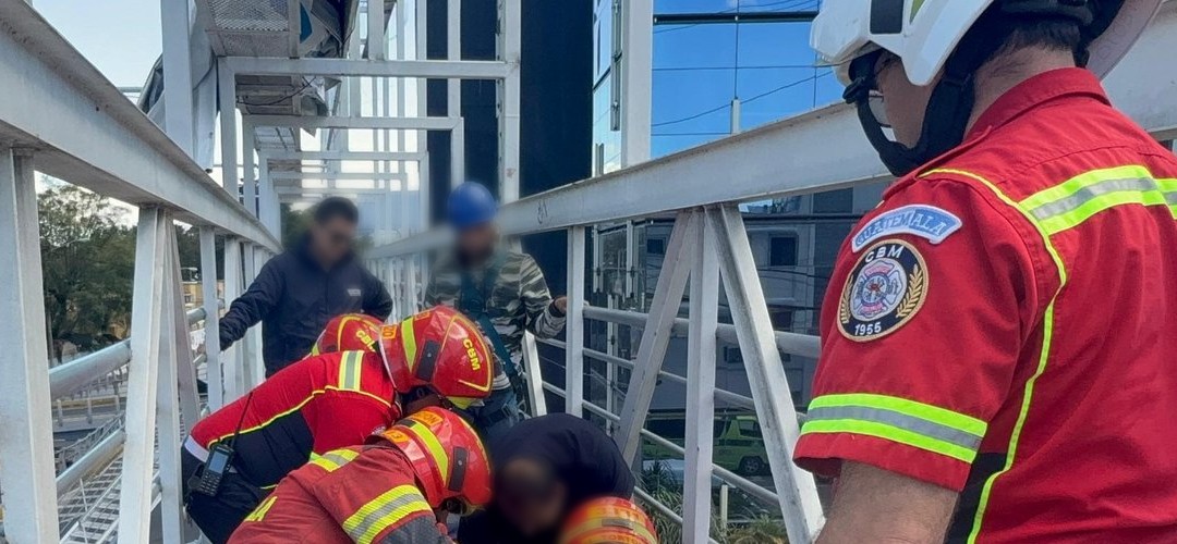 Hombre sufre descarga eléctrica en la zona 10 capitalina