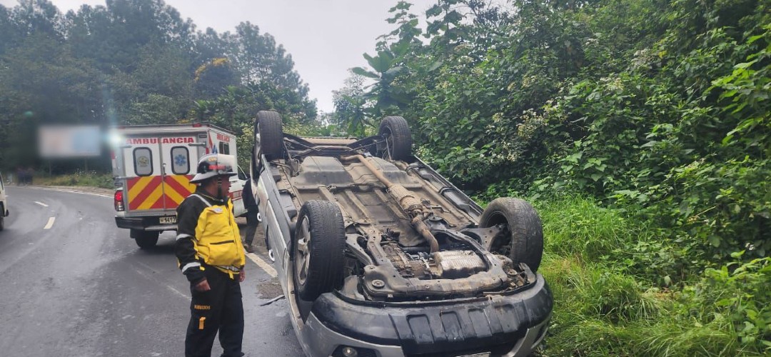 Fuerte accidente: Vehículo vuelca en la ruta Interamericana  