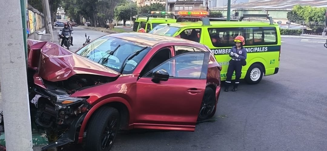 Vehículo queda empotrado en poste en Calzada Atanasio Tzul