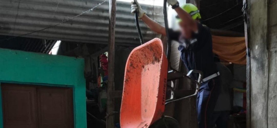 Retiran derrumbe frente a vivienda en Alta Verapaz