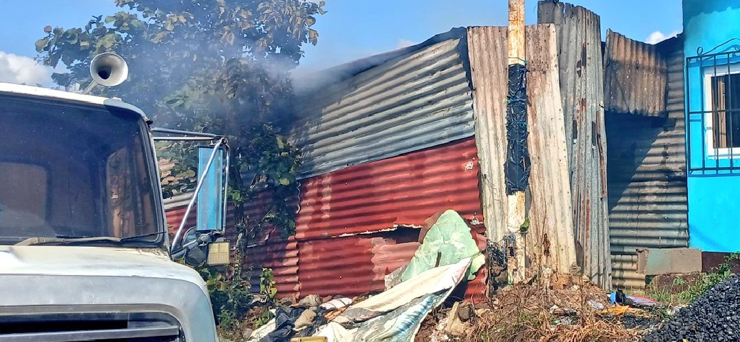 Incendio consume vivienda en la zona 18