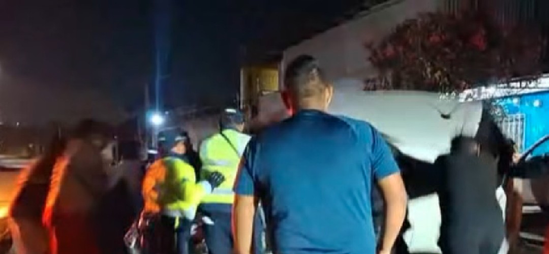 Vehículo volcó en la zona 4 de Villa Nueva