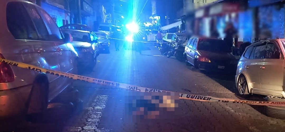 Balacera en plena vía pública deja una mujer fallecida en zona 8