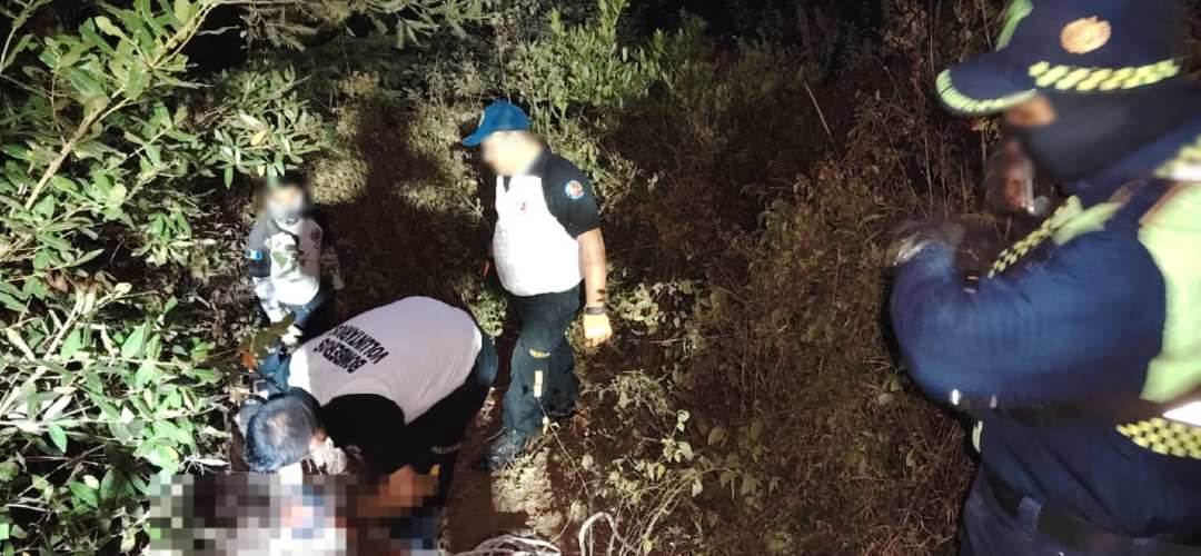 Macabro hallazgo en San Pedro Ayampuc: pobladores localizan el cuerpo enterrado de una mujer
