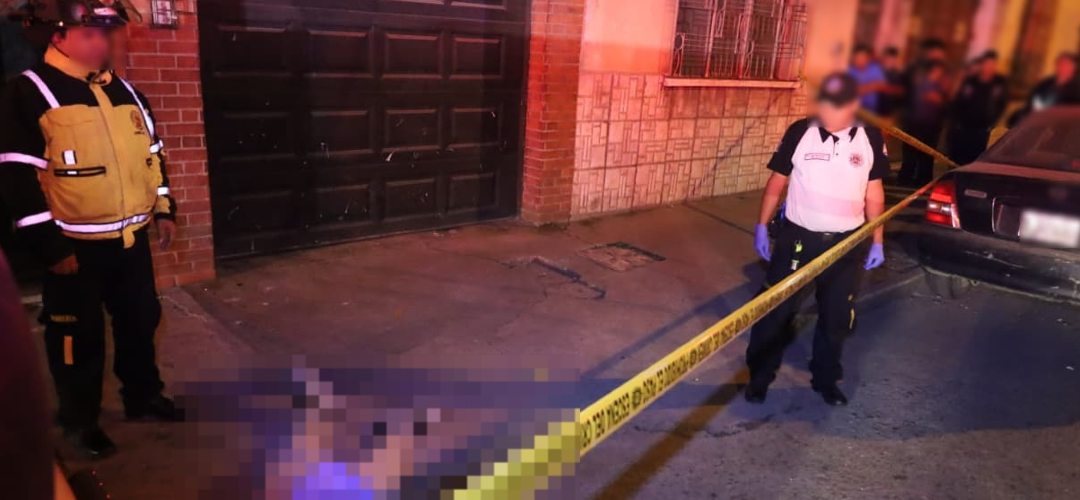 Hombre fallece en la vía pública tras ser atacado a balazos en zona 6