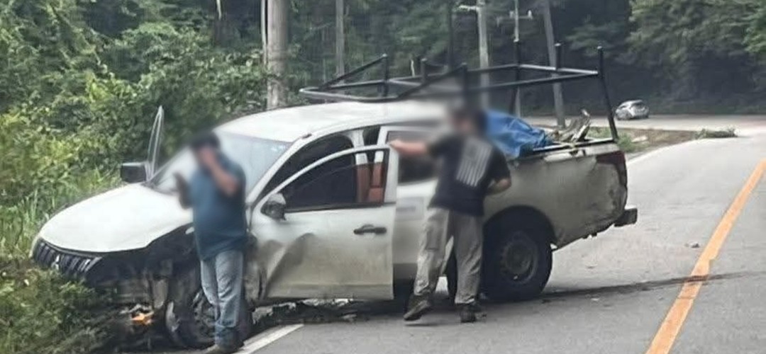 Vehículo queda empotrado en plena carretera de Petén