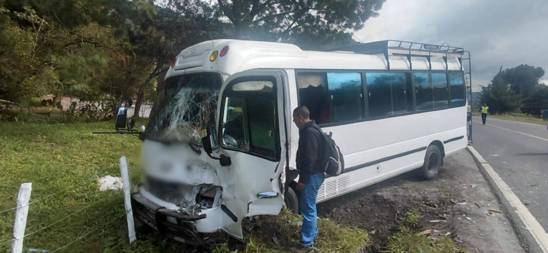 Bus tipo coaster colisiona en ruta a las Verapaces