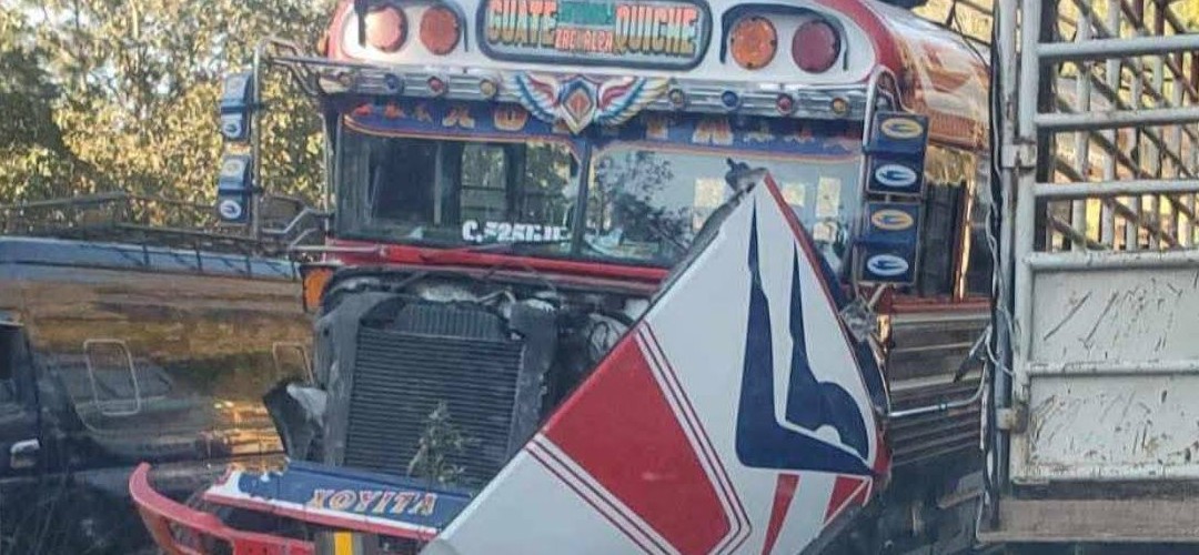 Bus queda empotrado en arriate en ruta Interamericana