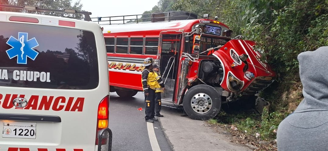 Bus choca contra paredón en ruta Interamericana