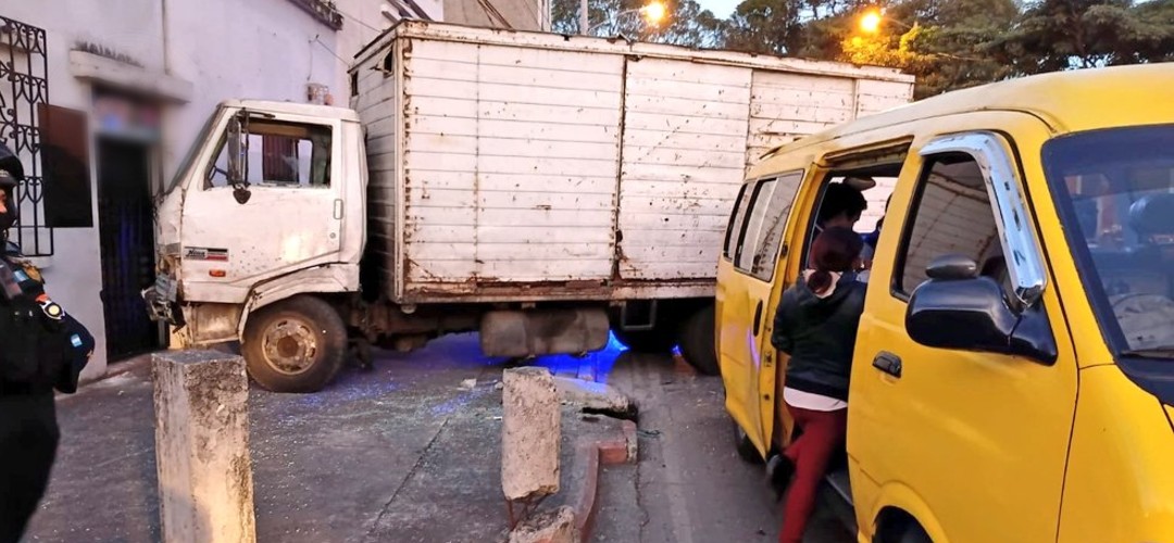 Camión y bus escolar colisionan en la zona 1
