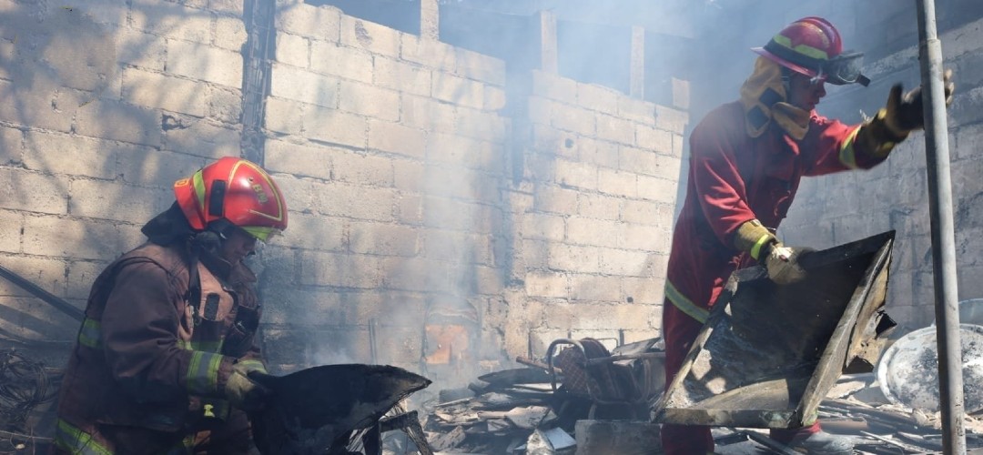 Voraz incendio consume vivienda en zona 12 de Villa Nueva - Radio Sonora