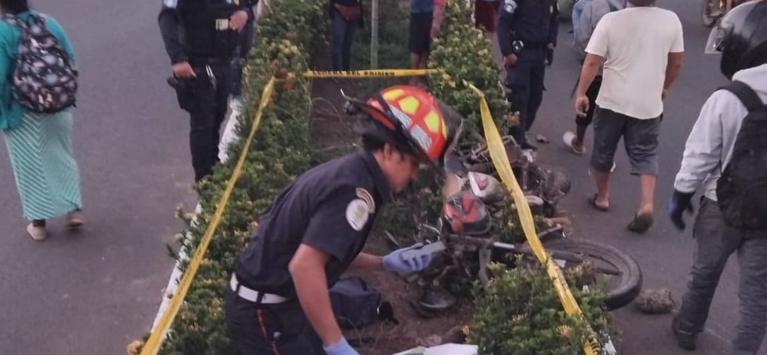 Motorista muere tras impactar con arriate central en Suchitepéquez 