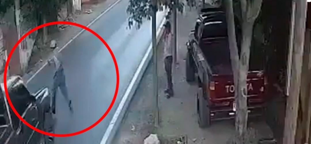 Fuerte video: Vehículo embiste a peatón en Huehuetenango