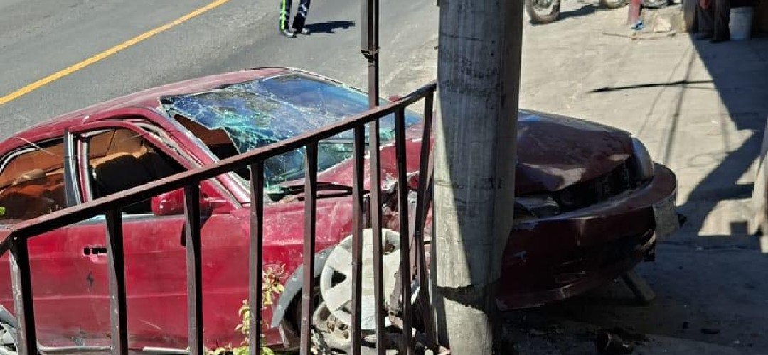 Vehículo queda empotrado en ruta de Bárcena