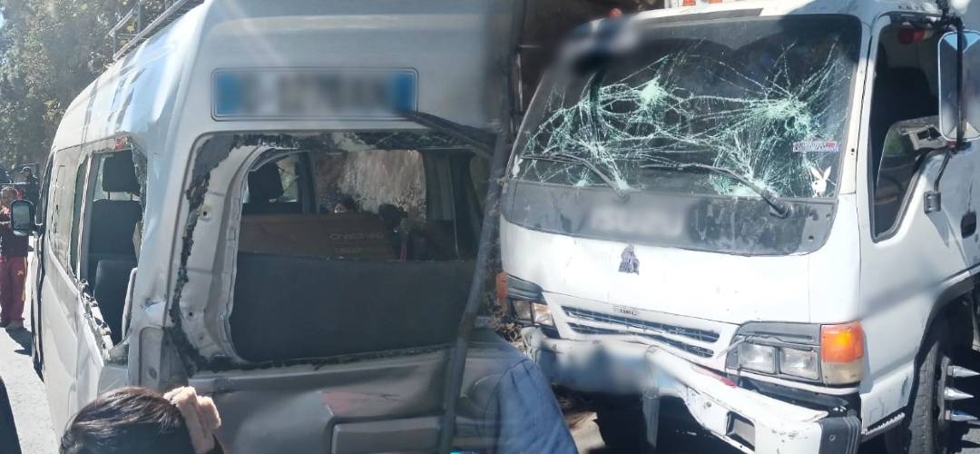 Fuerte colisión entre camión y microbús dejó varios heridos en ruta Interamericana