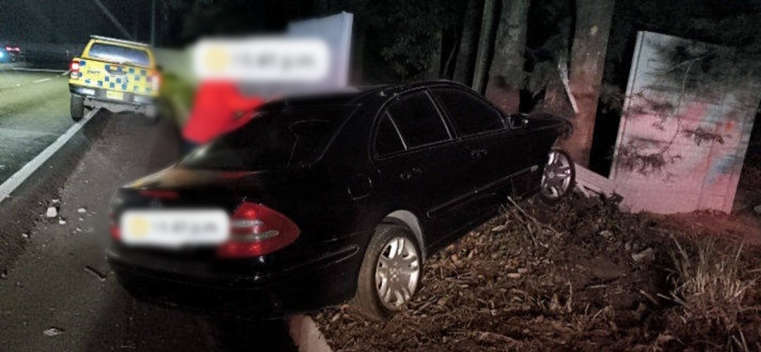Vehículo queda empotrado en carretera a El Salvador