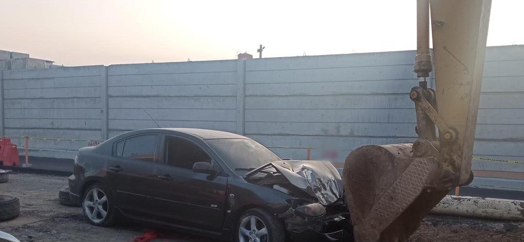 Vehículo choca contra excavadora en Villa Nueva