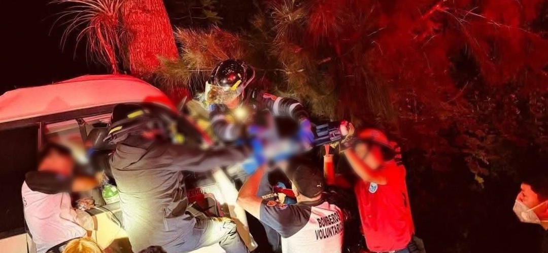 Rescatan a dos personas en bajada de Las Cañas tras accidente