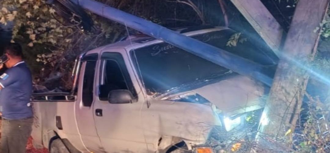 Pickup queda empotrado en la ruta a las Verapaces