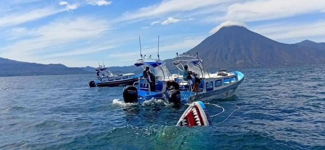 Vuelca lancha en el Lago de Atitlán y deja a persona fallecida
