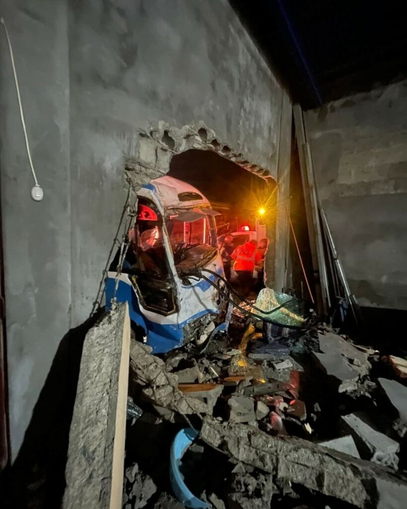 Piloto de bus pierde el control y se empotra en una vivienda - Radio Sonora