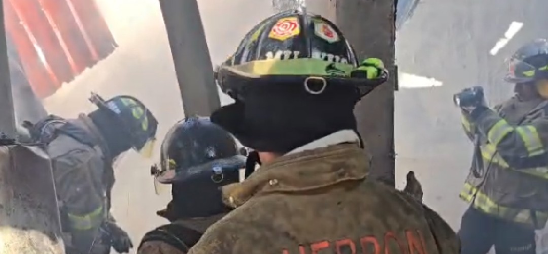 Vivienda prende en llamas en San José Pinula  