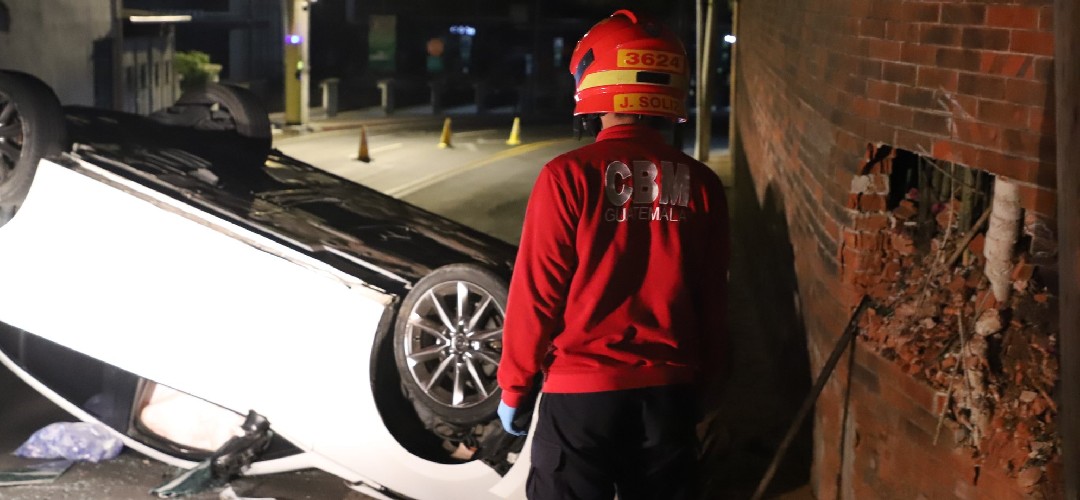 Vehículo choca contra muro y queda volcado en Muxbal