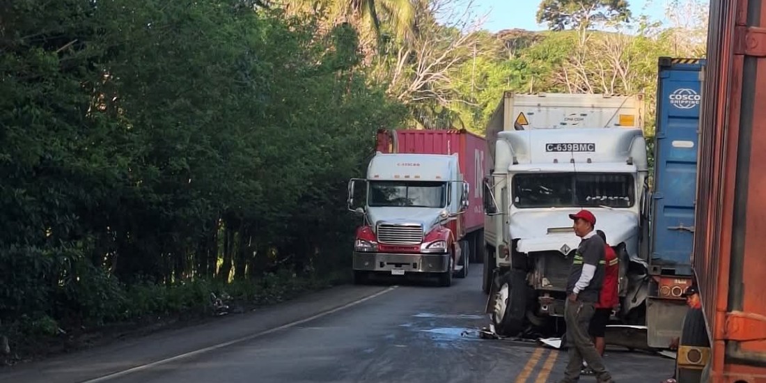 Fuerte accidente: Dos tráileres colisionan en km 275 de la ruta al Atlántico