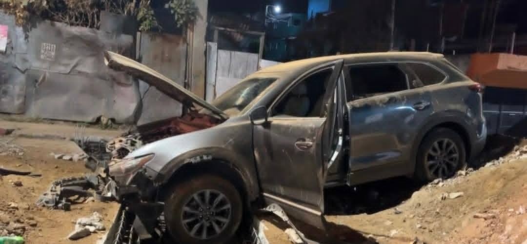 Vehículo queda atascado en obras municipales en San Marcos