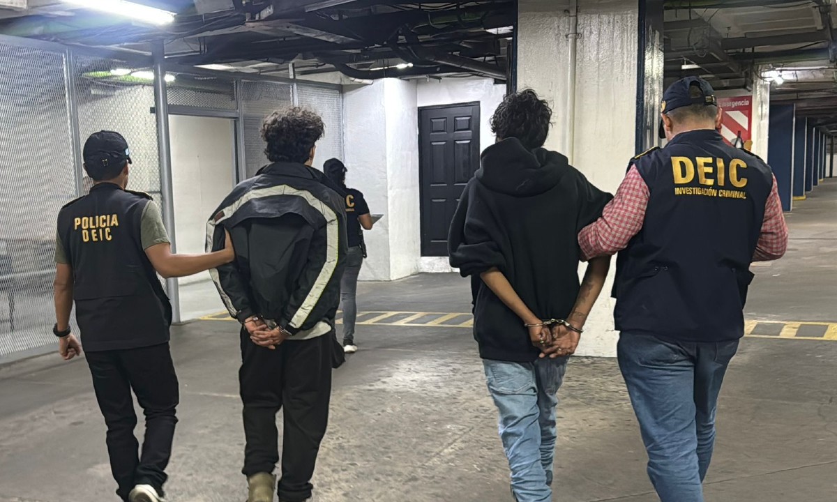 Capturan a dos hombre por vender repuestos de motos en redes sociales