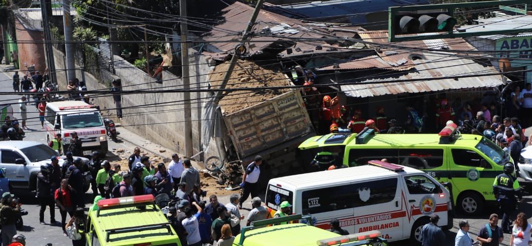 Camión choca con vehículos y se empotra en vivienda de zona 13