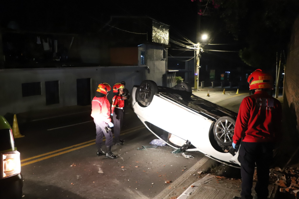 Vehículo choca contra muro y queda volcado en Muxbal